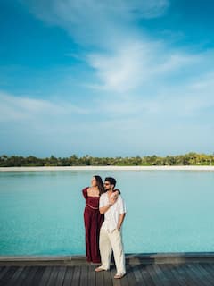 मालदीव्स में नए साल पर रोमांटिक हुए सोनाक्षी-जहीर, बीच पर दिए जमकर पोज, देखिए फोटोज