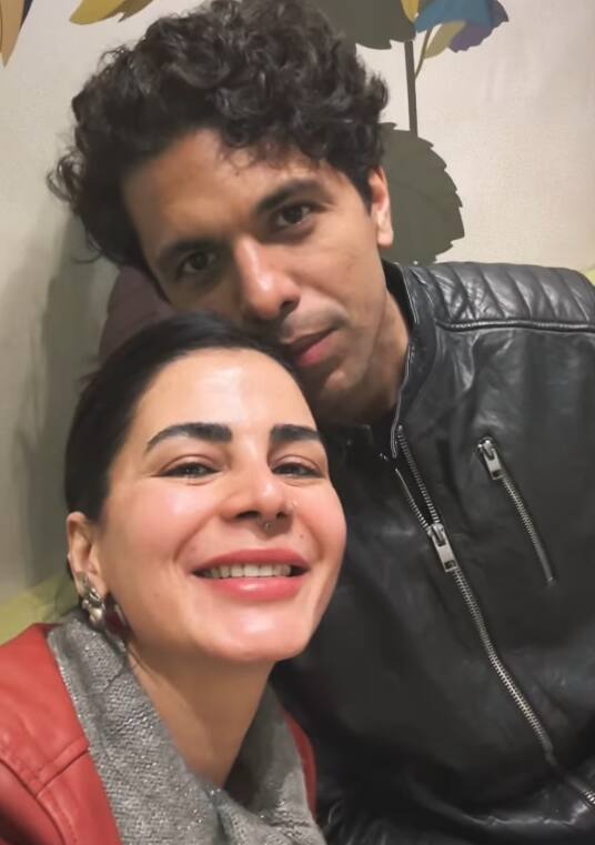 बता दें, न्यू ईयर के दिन दोनों ने इंस्टाग्राम पर एक साथ तस्वीर शेयर कर अपने रिश्ते का ऐलान किया. इस पोस्ट के साथ उन्होंने कैप्शन लिखा,'एक तस्वीर हजार शब्दों के बराबर होती है… सभी को न्यू ईयर और हैप्पी 2026 की शुभकामनाएं.'