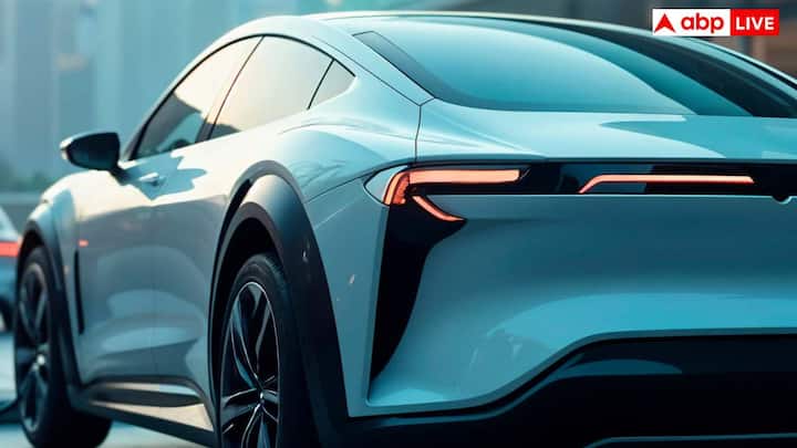 अगर गाड़ियों के सेगमेंट के हिसाब से तुलना करें तो एक पेट्रोल या डीजल से चलने वाली गाड़ी में लगभग 15 से 28 ग्राम चांदी का उपयोग होता है. एक सामान्य हाइब्रिड (HEV) गाड़ी में 18 से 34 ग्राम चांदी इस्तेमाल की जाती है, जबकि एक इलेक्ट्रिक व्हीकल में करीब 25 से 50 ग्राम चांदी का उपयोग होता है.