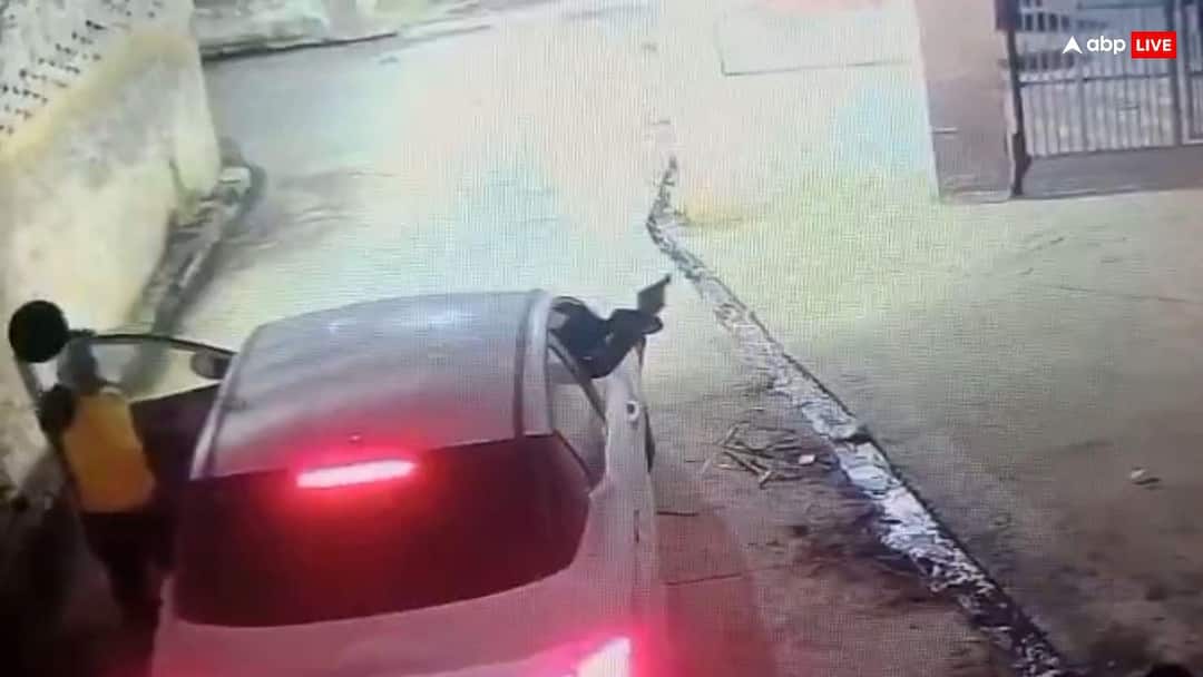 Hapur News shots fired outside house police find culprits with CCTV footage ANN हापुड़ में बदमाशों का आतंक, फिल्मी स्टाइल में घर के बाहर की ताबड़तोड़ फायरिंग, CCTV में कैद