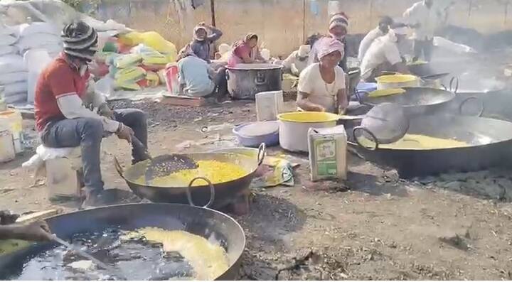 या महापंगतीसाठी अडीच टन खव्याचा वापर करण्यात आला असून मागील तीन दिवसांपासून गुलाबजामूनचा महाप्रसाद बनवण्यासाठी भाविकांचे हात झटत आहेत.