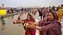માઘ મેળાના પહેલા સ્નાન માટે ઉમટી ભક્તોની ભીડ, શ્રદ્ધાળુઓએ લગાવી આસ્થાની ડૂબકી, જુઓ VIDEO