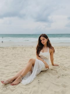 तारक मेहता की सोनू ने व्हाइट ड्रेस में दिए गजब के पोज, बीच पर बढ़ाया पारा