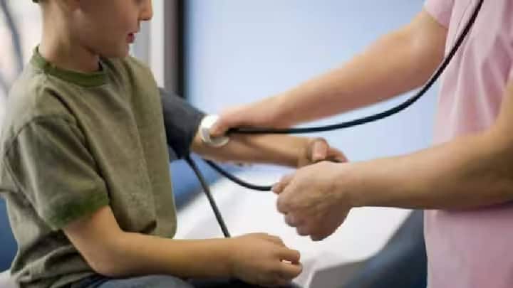 जो बच्चे कम सब्जियां खाते हैं और दिन में दो घंटे से अधिक समय मोबाइल फोन, टीवी या अन्य स्क्रीन के सामने बिताते हैं, उनमें उच्च रक्तचाप का खतरा अधिक होता है।