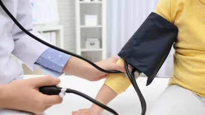 अच्छी खबर यह है कि अगर बच्चों में उच्च रक्तचाप का पता शुरुआती अवस्था में चल जाए, तो हृदय और रक्त वाहिकाओं को हुए नुकसान को पूरी तरह से ठीक किया जा सकता है। इसके लिए संतुलित आहार, जंक फूड से परहेज, नियमित व्यायाम और जरूरत पड़ने पर चिकित्सा उपचार बहुत जरूरी हैं।