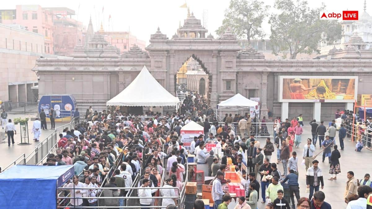 काशी विश्वनाथ के दर्शन के लिए श्रद्धालुओं की भीड़