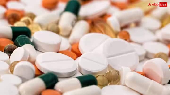 વાસ્તુ અનુસાર ફ્રિજ પર દવાઓ રાખવાથી ઘરના સભ્યોને વારંવાર બીમારીઓ ઘેરી શકે છે. આરોગ્ય સુધરવાની જગ્યાએ વધુ બગડી શકે છે અને ડોક્ટર પાસે જવાનું પ્રમાણ વધી શકે છે.