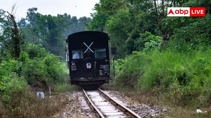 यह मुफ्त ट्रेन सेवा 1948 में शुरू हुई थी. उस समय नया आजाद भारत बड़ा इंफ्रास्ट्रक्चर बनाने की दौड़ में था. यह रेलवे खास तौर से भाखड़ा नांगल बांध के निर्माण में मदद के लिए बनाया गया था. इसका इस्तेमाल बांध स्थल तक श्रमिकों, इंजीनियरों और भारी मशीनरी को ले जाने के लिए किया जाता था. जैसे ही निर्माण खत्म हुआ यह सेवा पहले ही जीवन रेखा बन चुकी थी.