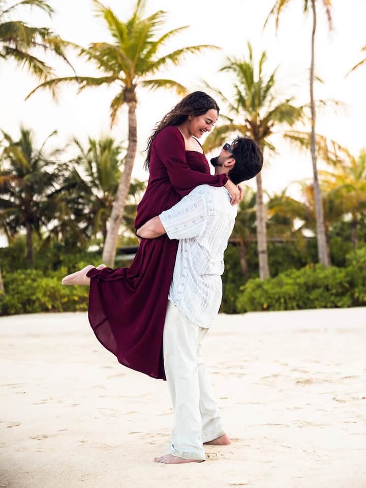 सोनाक्षी और जहीर ने मालदीव्स में बीच पर ढेर सारे पोज दिए हैं. उनकी ये रोमांटिक फोटोज बहुत पसंद आ रही हैं.