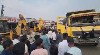 Maharashtra: नासिक में टिपर पलटने से दो युवकों की दर्दनाक मौत, बाइक सवारों के ऊपर गिरे पत्थर