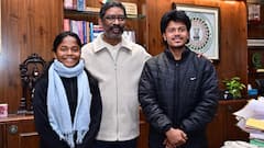 CM हेमंत सोरेन ने फुटबॉलर अनुष्का को किया सम्मानित, खेल मैदान और सरकारी मदद का दिया भरोसा