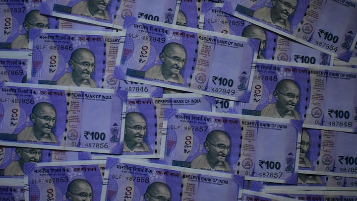 भारत में सिक्के बनाने का अधिकार केंद्र सरकार के पास होता है. वहीं कागजी नोट छापने की जिम्मेदारी RBI को दी गई है, लेकिन इसका मतलब यह नहीं है कि RBI मनमर्जी से जितने चाहे उतने नोट छाप सकता है.