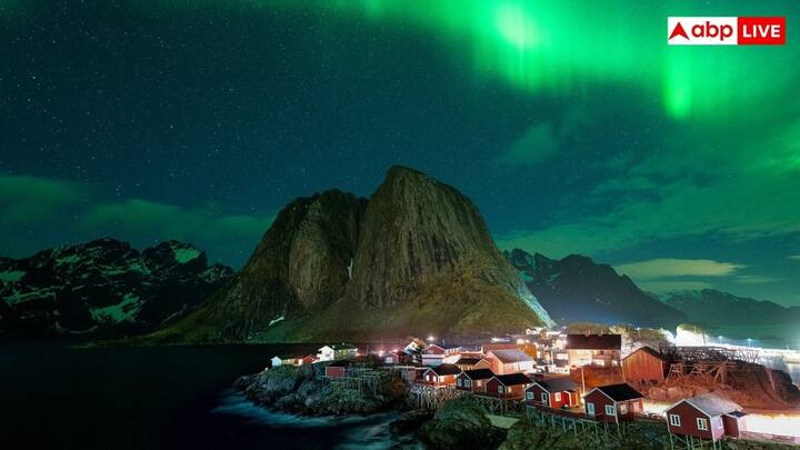 जैसे ही यह चार्जड पार्टिकल पृथ्वी के पास आते हैं ज्यादातर ग्रह के चुंबकीय क्षेत्र, जिसे मैग्नेटोस्फीयर कहा जाता है, के जरिए डिफलेक्ट हो जाते हैं. हालांकि यह ढाल उत्तरी और दक्षिणी ध्रुव के पास कमजोर होती है. जिस वजह से कुछ पार्टिकल्स चुंबकीय क्षेत्र रेखाओं के साथ घूमते हुए ऊपरी वायुमंडल में चले जाते हैं.