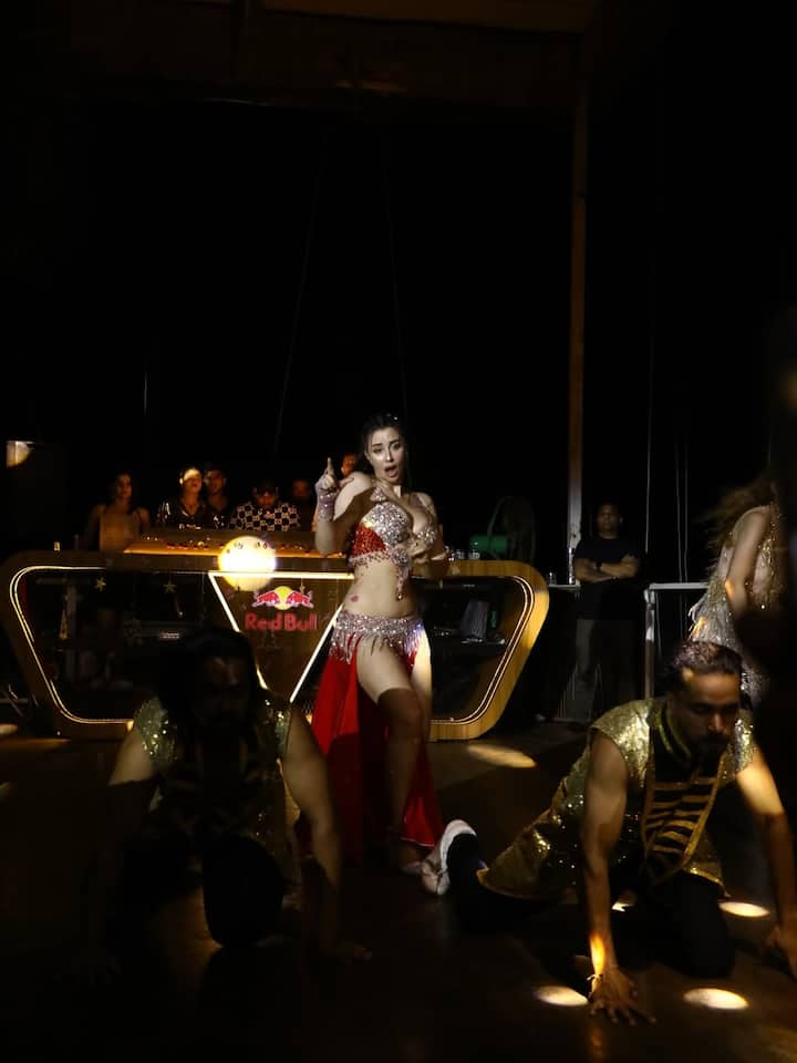 जॉर्जिया इंस्टाग्राम पर काफी सक्रिय है और अक्सर अपनी बोल्ड तस्वीरें और वीडियो पोस्ट करती रहती है।