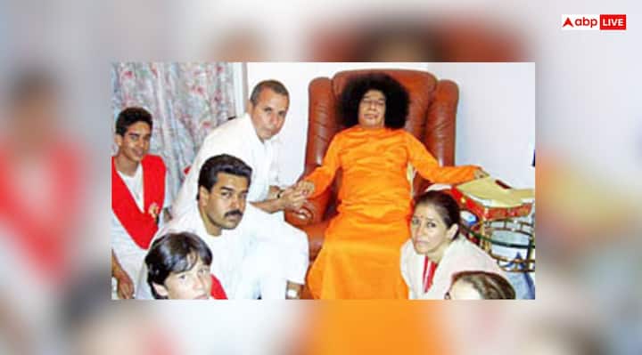 करीब 20 साल पहले जब मदुरो जब आंध्र प्रदेश के पुट्टपर्थी स्थित प्रशांति निलयम आए तब जमीन पर बैठकर साईं बाबा के प्रवचन सुने, जिसकी तस्वीर आज भी मौजूद है. वेनेजुएला के राष्ट्रपति कार्यालय में भी क्रांतिकारी नेताओं के साथ सत्य साईं बाबा की तस्वीर भी लगी है.