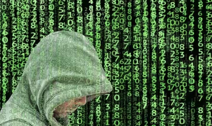 ਫਿਰ ਉਹ ਆਪਣੇ ਫ਼ੋਨ 'ਤੇ ਪੇਅਰਿੰਗ ਰਿਕਵੈਸਟ ਭੇਜਦੇ ਹਨ। ਕਈ ਵਾਰ, ਲੋਕ ਬਿਨਾਂ ਸੋਚੇ ਸਮਝੇ ਇਸ ਰਿਕਵੈਸਟ ਨੂੰ ਸਵੀਕਾਰ ਕਰ ਲੈਂਦੇ ਹਨ, ਅਤੇ ਇੱਥੋਂ ਹੀ ਘੁਟਾਲਾ ਸ਼ੁਰੂ ਹੋ ਜਾਂਦਾ ਹੈ।