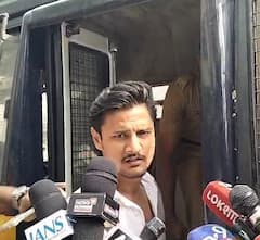 एअरपोर्टवरून पोलिसांनी उचलला, पण माज नाही उतरला; अटक झाल्यानंतर जय दुधाणे पोलीस व्हॅनमध्ये  ऐटीत बसला, PHOTO व्हायरल