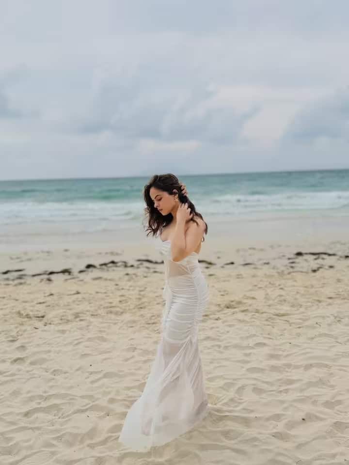अभिनेत्री ने समुद्र तट पर कई अलग-अलग पोज़ भी दिए। उनकी दिलकश अदाएं फैंस को दीवाना बना रही हैं।