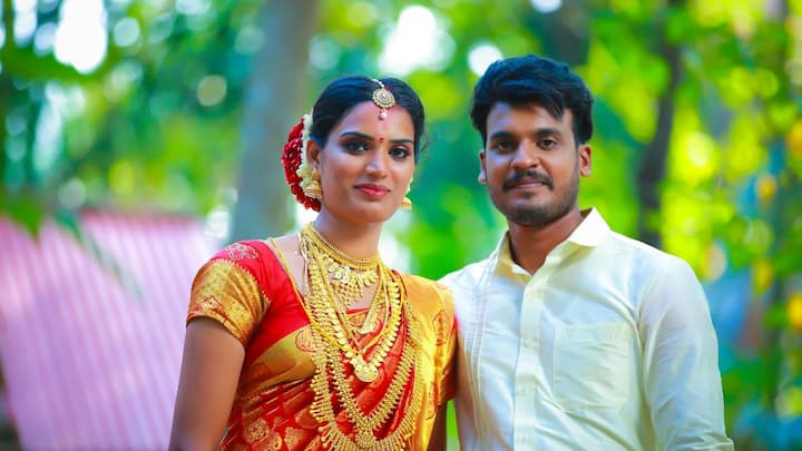 दक्षिण भारत में शादी अक्सर खुले आंगन में होती है. मंडप और सजावट में केले के पत्ते, फूल और रंग-बिरंगी सजावट का प्रयोग होता है. जलवायु भी एक वजह है, क्योंकि दिन के समय गर्मियों में शादी करना आसान होता है और सूरज की रोशनी से समारोह और फोटोशूट दोनों अच्छे होते हैं.