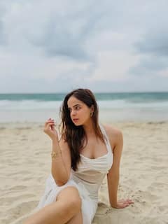 'તારક મહેતા...' ની સોનૂએ વ્હાઇટ ડ્રેસમાં આપ્યા ગજબના પૉઝ, બીચ પર ચઢાવ્યો પારો