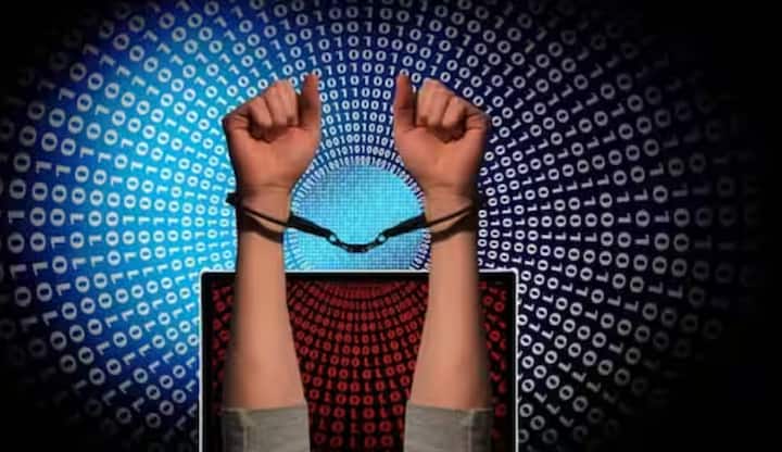 ਸਾਈਬਰ ਅਪਰਾਧੀ ਬੱਸਾਂ, ਰੇਲਗੱਡੀਆਂ, ਮੈਟਰੋ ਸਟੇਸ਼ਨਾਂ, ਮਾਲਾਂ ਜਾਂ ਬਾਜ਼ਾਰਾਂ ਵਰਗੀਆਂ ਭੀੜ-ਭੜੱਕੇ ਵਾਲੀਆਂ ਥਾਵਾਂ 'ਤੇ ਐਕਟਿਵ ਹਨ। ਉਹ ਖਾਸ ਸਾਫਟਵੇਅਰ ਅਤੇ ਡਿਵਾਈਸ ਦੀ ਮਦਦ ਨਾਲ ਤੁਸੀਂ ਨੇੜੇ-ਤੇੜੇ ਮੌਜੂਦ ਉਨ੍ਹਾਂ ਮੋਬਾਈਲ ਫੋਨਸ ਨੂੰ ਲੱਭਦੇ ਹਨ ਜਿਨ੍ਹਾਂ ਦਾ ਬਲੂਟੂਥ ਆਨ ਅਤੇ ਡਿਸਕਵਰੇਬਲ ਹੁੰਦਾ ਹੈ