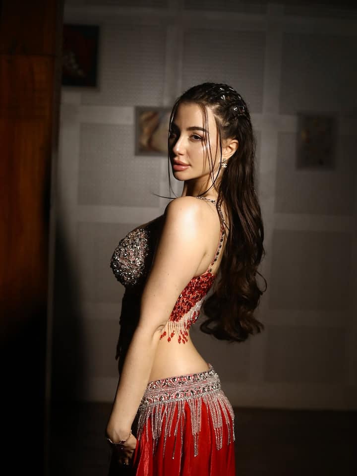 उन्होंने कैमरे के सामने एक के बाद एक कई हॉट पोज दिए हैं, जिससे इंटरनेट पर तहलका मच गया है।