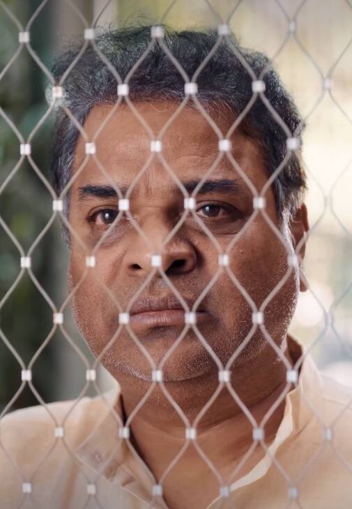 बाप लेक हिंदीत बोलतात. तर, भरत जाधव मराठीत बोलतात. 'या जगात मी माझं अस्तित्व बसलो आहे', असं भरत जाधव म्हणतो.