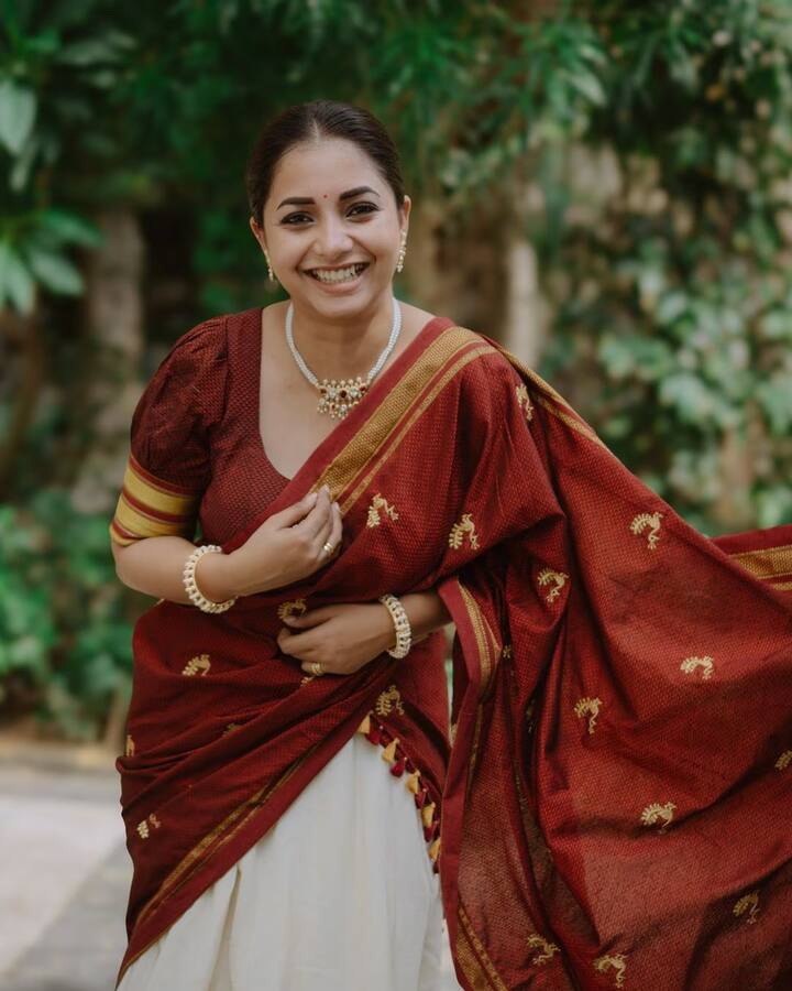 या व्हिडिओत बाप लेक दाखवण्यात आला आहे. ते (Bombay zone for endangered species) या ठिकाणी जातात. तिथे अभिनेता भरत जाधव एका पिंजऱ्यात कैद असतो.