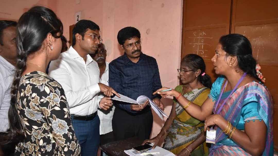 Last chance to amend the voter list Special camp today வாக்காளர் பட்டியலில் திருத்தம் செய்ய கடைசி வாய்ப்பு! சிறப்பு முகாம் இன்று!