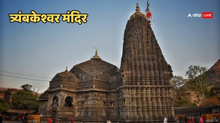त्र्यंबकेश्वर मंदिर भगवान शिव को समर्पित है, जो गोदावरी नदी के उद्गम स्थल पर स्थित है. शास्त्रों के अनुसार, भगवान राम और पांडवों के इस पवित्र स्थान पर आने का उल्लेख हमेशा से मिलता है. नदी का उद्गम स्थल जो इस बात का प्रतीक है कि, हमारे कर्मों का फल हमें अवश्य मिलता है.