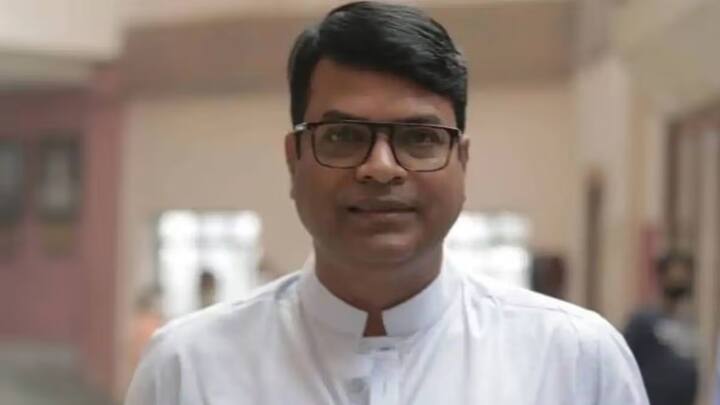 त्यानंतर लहान मुलगा भरत जाधव यांना प्रश्न विचारतो, त्यावेळेस कुणी का आवाज उठवला नाही, असा सवाल उपस्थित करतो. तेव्हा भरत जाधव, 'एक होता ना..' असं भरत जाधव म्हणतो.. त्यानंतर राज ठाकरेंचा भाषणातील क्लिप सुरू होतो. यात ते मराठी भाषा, मराठी माणसाबद्दल आणि मराठी माणसाच्या घटणाऱ्या संख्येबद्दल बोलताना दिसत आहेत.
