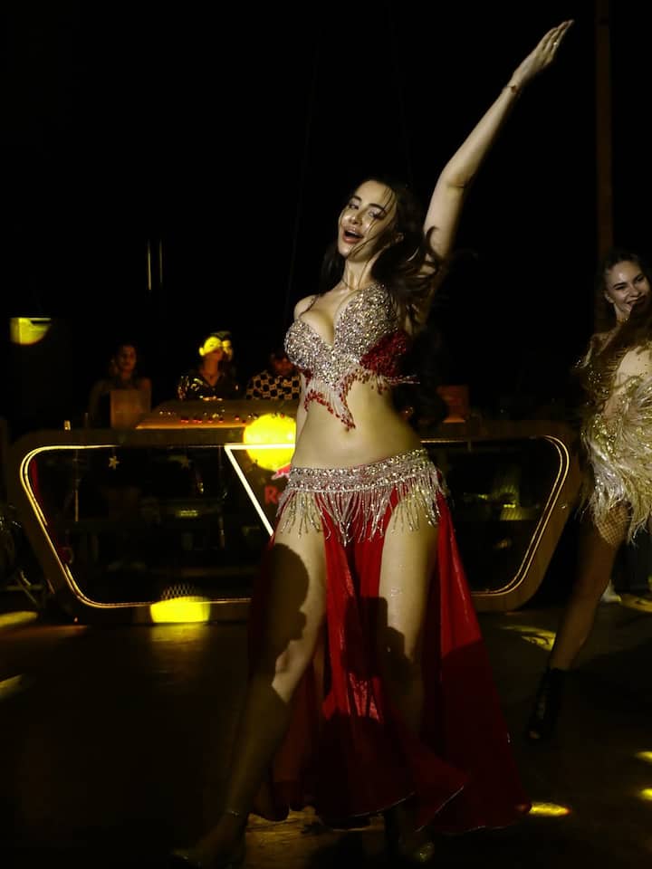 फैंस कमेंट सेक्शन में आग और दिल वाले इमोजी शेयर कर रहे हैं। हर कोई उनके हॉट लुक की तारीफ कर रहा है।