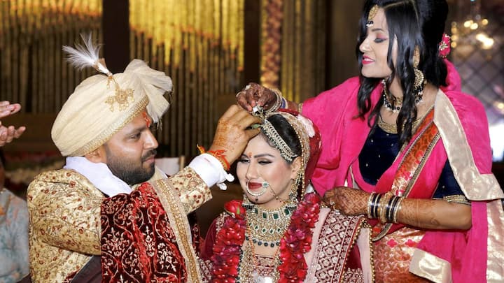 उत्तर भारत में शादियां रात के समय करने की प्रथा का मुख्य कारण ऐतिहासिक और सुरक्षा संबंधी रहा है. पुराने समय में मुगलों और अफगानों के आक्रमणों के दौरान, हिंदू परिवार दिन में शादी नहीं कर पाते थे. उन्हें रात में अंधेरे का फायदा लेकर समारोह करना पड़ता था ताकि लूटपाट और अपहरण से बचा जा सके.