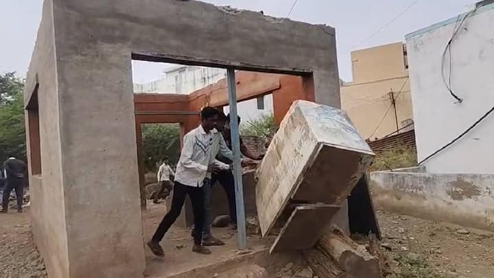 तिसगाव येथे गेल्या काही दिवसापासून गोवंशची हत्या केली जात असल्याचे पोलीस कारवाईत सातत्याने पुढे आले असून हिंदू समाज बांधवांच्या भावना लक्षात घेता पोलिसांकडून तातडीने ही कारवाई करण्यात आली.