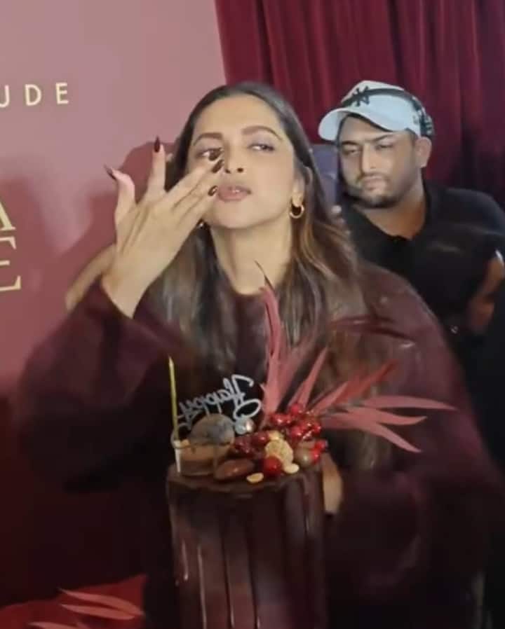 Deepika, who has created her own identity in Indian cinema for almost two decades, decided to celebrate her special milestone by staying among her fans. In the video surfaced on social media, Deepika is seen cutting the cake while her fans are humming the famous song 'Aankhon Mein Teri' from her first big film 'Om Shanti Om'. During this time the atmosphere appeared quite emotional and memorable.