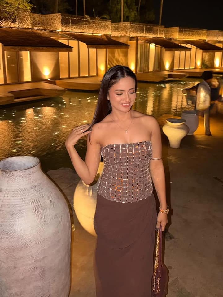 Nisha Guragain pics:એક્ટ્રેસ અને મોડલ નિશા ગુરગેન તેના ગ્લેમરસ અને હોટ અંદાજને લઈ ચર્ચામાં રહે  છે. નિશા સારી રીતે જાણે છે કે ચાહકોને કઈ રીતે દિવાના બનાવવા. મોડલ અને એક્ટ્રેસ નિશા ઈન્સ્ટાગ્રામ પર દરરોજ ગ્લેમરસ તસવીરો શેર કરતી રહે છે.