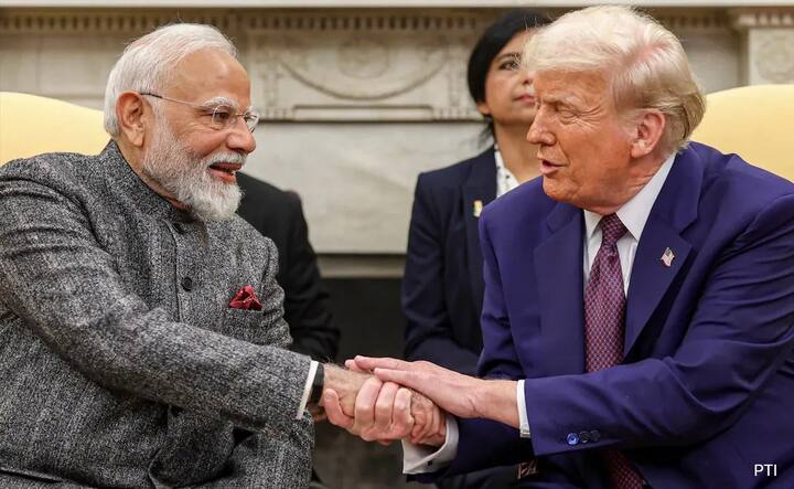 ऑगस्ट 2025मध्ये डोनाल्ड ट्रम्प यांनी भारतावर 50 टक्के कर लादला होता. यामागचं कारण म्हणजे, भारताचे रशियासोबतचे तेल व्यापार होते. ट्रम्प यांनी याबाबत अनेकदा आपली नाराजी व्यक्त केली. या निर्णयामुळे भारत आणि अमेरिकेतील व्यापार करार बराच काळ रखडला.