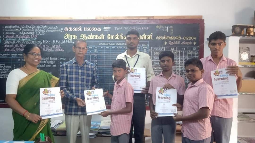 பள்ளி பயிற்சி ஆசிரியர் அசத்தல்! ஆங்கிலம் கற்க QR கோடுடன் கூடிய புதிய கையேடு- மாணவர்கள் உற்சாகம்! Valangaiman govt School teacher amazing! New guide with QR code to learn English - students excited! பள்ளி பயிற்சி ஆசிரியர் அசத்தல்! ஆங்கிலம் கற்க QR கோடுடன் கூடிய புதிய கையேடு- மாணவர்கள் உற்சாகம்!