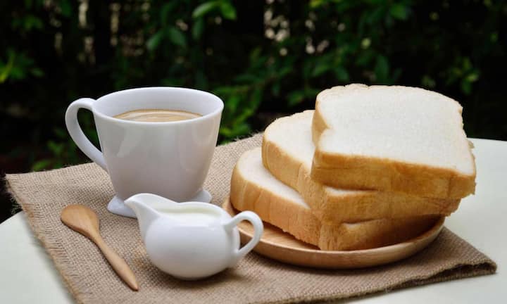White bread may not look dangerous, but it is one of the biggest enemies of the skin. According to experts, the glycemic index of white bread is very high, due to which the blood sugar increases rapidly. This increases insulin and inflammation in the body, which can cause pimples and premature wrinkles.