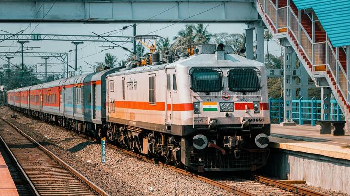 इंजन के ऊपर लगा पेंटोग्राफ इन तारों को छूता है और बिजली को इंजन तक पहुंचाता है. इसके बाद इंजन में मौजूद ट्रांसफॉर्मर इस हाई वोल्टेज को जरूरत के हिसाब से कम या ज्यादा करता है और मोटरों तक भेजता है, जिससे ट्रेन आगे बढ़ती है.