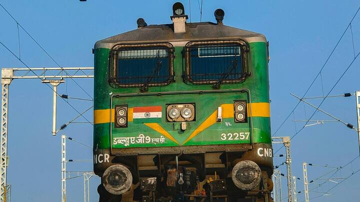 इससे न सिर्फ ट्रेनों की रफ्तार बढ़ी है, बल्कि डीजल पर निर्भरता कम होने से पर्यावरण को भी बड़ा फायदा हुआ है. इलेक्ट्रिक ट्रेन को बिजली पटरी के ऊपर लगे ओवरहेड तारों से मिलती है. इन तारों में करीब 25 हजार वोल्ट यानी 25 केवी एसी करंट होता है.