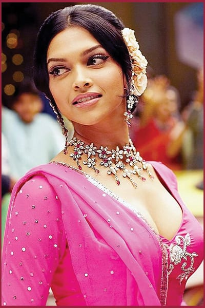 In Om Shanti Om, Deepika Padukone is seen in the role of Shantipriya, who is murdered by her husband Mukesh Mehra (Arjun Rampal). Many years later, Sandhya (Sandy), a rising actress who looks like Shantipriya, enters, who along with Om (Shahrukh Khan) tries to reveal the truth of this murder mystery and get justice for Shantipriya. You can watch this film on OTT platform Netflix.
