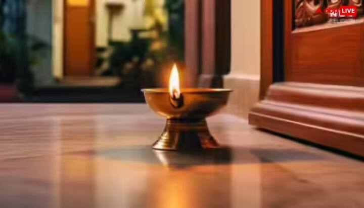 धार्मिक मान्यता है कि सकट चौथ व्रत के दिन ईशान कोण में घी का दीपक लगाने से संतान को मां लक्ष्मी का आशीर्वाद और गणेश जी का साथ प्राप्त होता है. गणपति की कृपा से संतान की आयु लंबी होती है और व्यक्ति समस्त संकटों से मुक्ति पाता है.