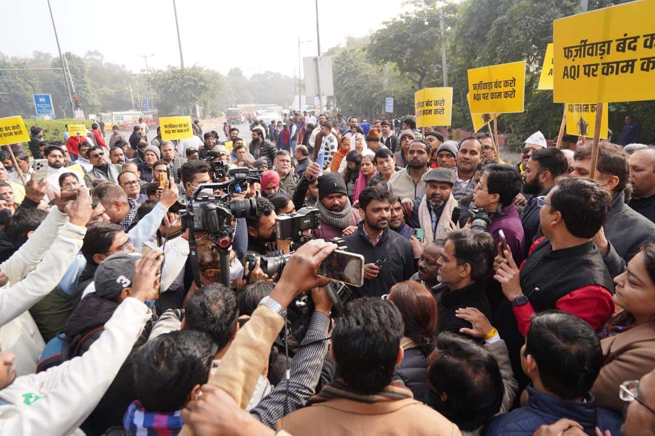 AAP Leads Street Protest On Pollution, Targets BJP Over ‘Manipulated’ AQI Data