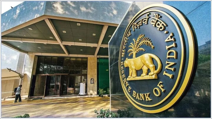 हमेशा फ्लोटिंग रेट पर अपनी नजर बनाए रखें. क्योंकि आरबीआई जब भी रेपो रेट कम करता है तो बैंक वाले ब्याज दर भी काम कर देते हैं. ऐसे में आप अपने बैंक से अपने लोन इंटरेस्ट रेट रिवाइज करवा सकते हैं. जिससे ईएमआई कम हो सकती है.