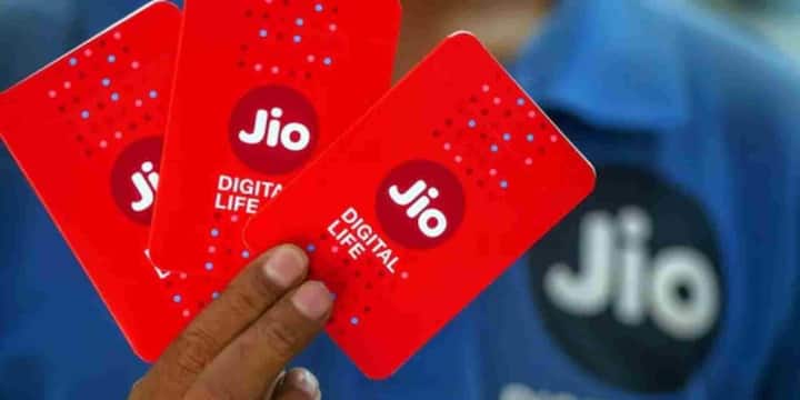 JioSphere दरअसल रिलायंस जियो की तरफ से पेश किया गया एक वेब ब्राउजर है. यह बिल्कुल दूसरे ब्राउजर्स की तरह काम करता है लेकिन इसे भारतीय यूजर्स की जरूरतों को ध्यान में रखकर डिजाइन किया गया है. इसी ब्राउजर में मौजूद कुछ इनबिल्ट फीचर्स ऐसे हैं जिनकी मदद से YouTube Premium जैसे अनुभव को फ्री में हासिल किया जा सकता है. खास बात यह है कि इसे इस्तेमाल करने के लिए आपको Jio यूजर होना जरूरी नहीं है.