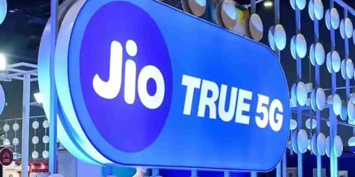 JioSphere ब्राउजर में AdBlock Plus नाम का एक खास फीचर मिलता है. जब यह फीचर ऑन किया जाता है तो YouTube पर दिखने वाले लगभग सभी विज्ञापन अपने आप ब्लॉक हो जाते हैं. इसका सीधा फायदा यह होता है कि आप बिना किसी रुकावट के वीडियो देख सकते हैं, ठीक वैसे ही जैसे YouTube Premium में मिलता है. यही नहीं, YouTube Music पर भी विज्ञापन नहीं आते, जिससे म्यूजिक सुनने का अनुभव काफी बेहतर हो जाता है.