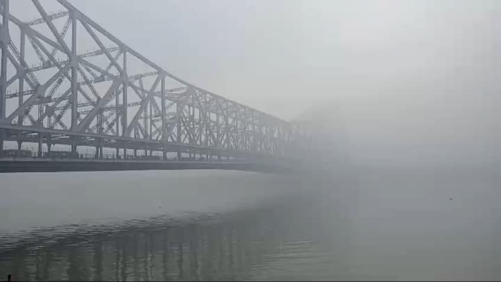 আবহাওয়া দফতরের পূর্বাভাস, আগামী কয়েকদিন শীতের এই দাপট বজায় থাকবে। আজ কলকাতার সর্বোচ্চ তাপমাত্রা ১৮ দশমিক ৪ ডিগ্রি সেলসিয়াসের আশপাশে ঘোরাফেরা করার কথা, যা স্বাভাবিকের চেয়ে ৬ দশমিক ৭ ডিগ্রি কম।