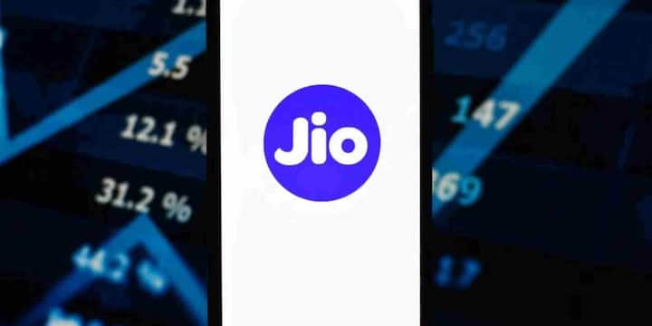 JioSphere का इस्तेमाल शुरू करने के लिए आपको बस अपने फोन के प्ले स्टोर से इस ब्राउजर को डाउनलोड करना होता है. ऐप खोलने के बाद होम स्क्रीन पर दिख रहे AdBlock से जुड़े विकल्प को ऑन करना होता है. इसके बाद आप सीधे YouTube या YouTube Music खोल सकते हैं और बिना विज्ञापन के कंटेंट का आनंद ले सकते हैं. बैकग्राउंड प्ले के लिए सिर्फ ब्राउजर को खुला छोड़कर होम स्क्रीन पर जाना काफी है.