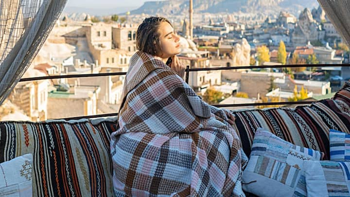 वहीं चादर पतली होती है और ज्यादातर सूती कपड़े से बनी होती है. यही फर्क तापमान के एहसास को बदल देता है. रजाई में घुसते ही गर्मी लगने की सबसे बड़ी वजह है उसमें फंसी हवा. रजाई के अंदर मौजूद रुई या फाइबर के बीच बहुत सारी छोटी-छोटी हवा की परतें होती हैं.